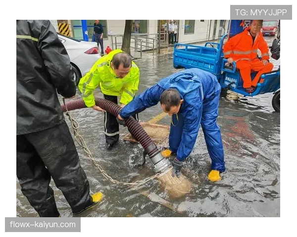花絮：大雨导致伦敦体育场角旗区积水，工作人员中场休息时紧急处理